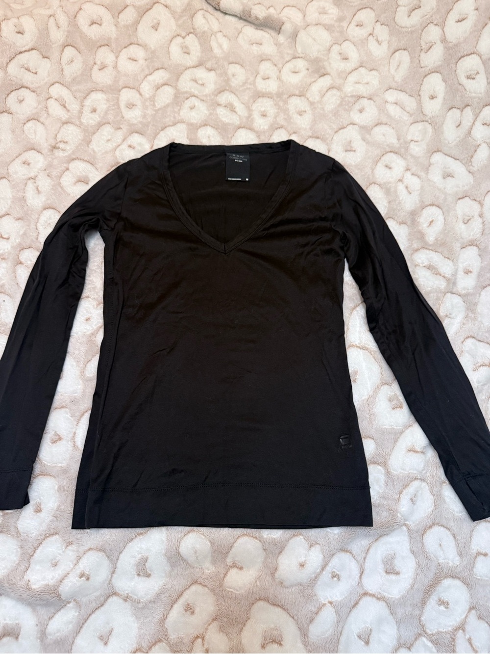 Black V-Neck Long Sleeve Women's Top — Classic Everyday Tee